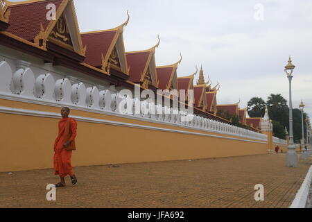 I monaci tailandesi impegnati in vari lavori, sociale e attività spirituali in ed intorno a Chiang Mai, Thailandia Foto Stock