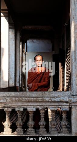 I monaci buddisti impegnati in varie attività nel e intorno al Palazzo Reale di Phnom Penh, Cambogia Foto Stock