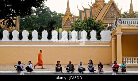 I monaci buddisti impegnati in varie attività nel e intorno al Palazzo Reale di Phnom Penh, Cambogia Foto Stock