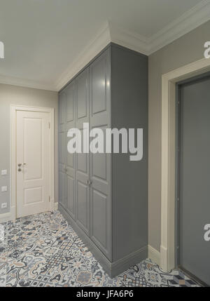 Armadio grigio in anticamera Foto Stock