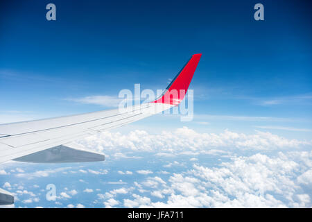 Ala di aeroplano sopra le nuvole Foto Stock