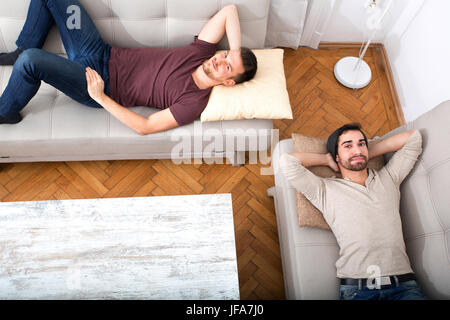 Due amici rilassante sul divano Foto Stock