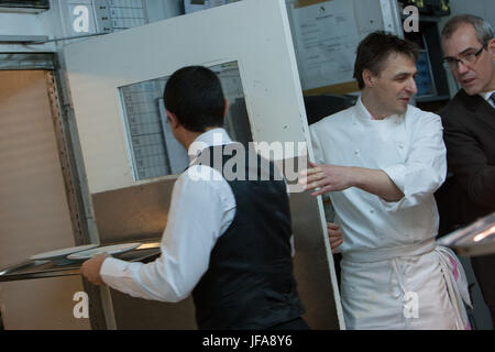 Ristorante Senderens, Alain Senderens (2 dicembre 1939 - 25 giugno 2017) è stato un leader francese chef e praticante di Nouvelle Cuisine. Le Figaro accreditato come inventore di cibo e vino abbinamenti. Foto Stock