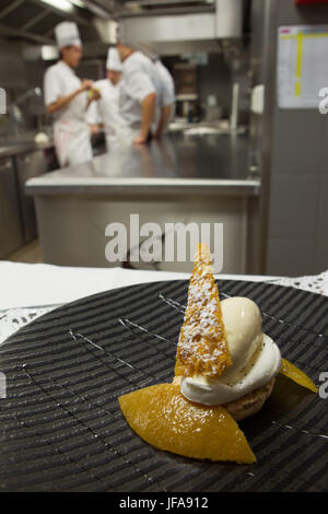 Ristorante Senderens, Alain Senderens (2 dicembre 1939 - 25 giugno 2017) è stato un leader francese chef e praticante di Nouvelle Cuisine. Le Figaro accreditato come inventore di cibo e vino abbinamenti. Foto Stock