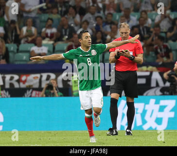 Sochi, Russia. Il 29 giugno, 2017. Marco Fabian (L) del Messico celebra il suo obiettivo durante la semifinale partita del 2017 FIFA Confederations Cup contro la Germania a Sochi, Russia, 29 giugno 2017. Il Messico ha perso 1-4. Credito: Xu Zijian/Xinhua/Alamy Live News Foto Stock