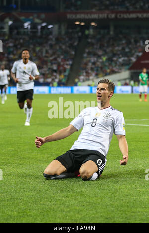 Sochi, Russia. Il 29 giugno, 2017. Leon Goretzka (R) di Germania celebra il suo obiettivo durante la semifinale partita del 2017 FIFA Confederations Cup contro il Messico a Sochi, Russia, 29 giugno 2017. La Germania ha vinto 4-1. Credito: Wu Zhuang/Xinhua/Alamy Live News Foto Stock