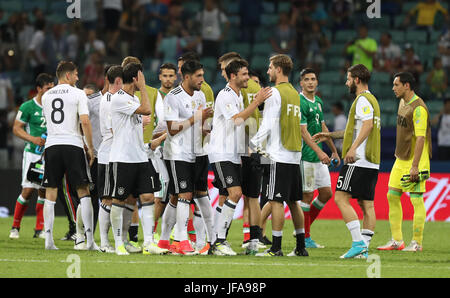 Sochi, Russia. Il 29 giugno, 2017. I giocatori di Germania salutare i giocatori del Messico dopo la semifinale partita del 2017 FIFA Confederations Cup a Sochi, Russia, 29 giugno 2017. La Germania ha vinto 4-1. Credito: Xu Zijian/Xinhua/Alamy Live News Foto Stock