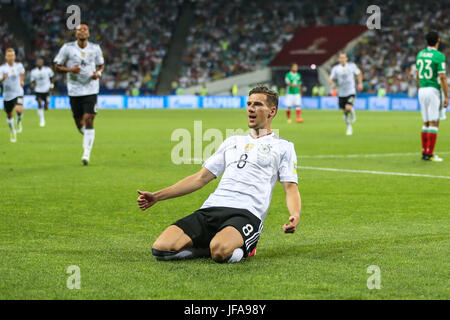 Sochi, Russia. Il 29 giugno, 2017. Leon Goretzka di Germania celebra il suo obiettivo durante la semifinale partita del 2017 FIFA Confederations Cup contro la Germania a Sochi, Russia, 29 giugno 2017. La Germania ha vinto 4-1. Credito: Wu Zhuang/Xinhua/Alamy Live News Foto Stock