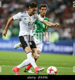 Sochi, Russia. Il 29 giugno, 2017. Leon Goretzka (L) di Germania spara al cliente durante la semifinale partita del 2017 FIFA Confederations Cup contro il Messico a Sochi, Russia, 29 giugno 2017. La Germania ha vinto 4-1. Credito: Wu Zhuang/Xinhua/Alamy Live News Foto Stock