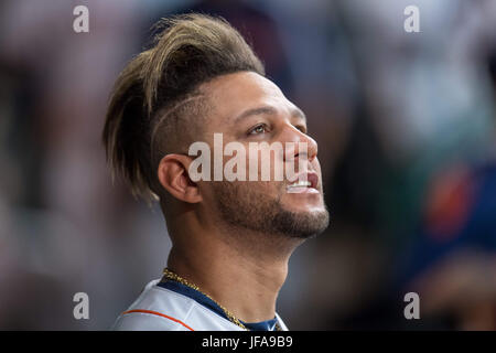 Houston, TX, Stati Uniti d'America. Il 29 giugno, 2017. Houston Astros primo baseman Yuli Gurriel (10) orologi da la piroga durante un Major League Baseball gioco tra Houston Astros e Oakland Athletics al Minute Maid Park a Houston, TX. Astros ha vinto il gioco 6-1.Trask Smith/CSM/Alamy Live News Foto Stock