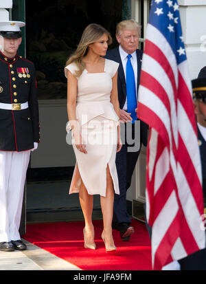 Washington DC, Stati Uniti d'America. Il 29 giugno, 2017. Il Presidente degli Stati Uniti, Trump e la first lady Melania Trump a piedi dal Sud del portico dare il benvenuto al Presidente Moon Jae-in della Repubblica di Corea presso la Casa Bianca di Washington, DC il Giovedì 29 Giugno, 2017. Credito: Ron Sachs/CNP /MediaPunch Credito: MediaPunch Inc/Alamy Live News Foto Stock