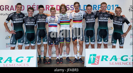 Duesseldorf, Germania. Il 29 giugno, 2017. Il team Bora-Hansgrohe a Duesseldorf in Germania, 29 giugno 2017. Foto: Daniel Karmann/dpa/Alamy Live News Foto Stock