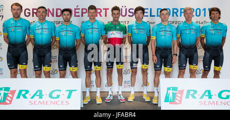 Duesseldorf, Germania. Il 29 giugno, 2017. Il team Astana a Duesseldorf in Germania, 29 giugno 2017. Foto: Daniel Karmann/dpa/Alamy Live News Foto Stock