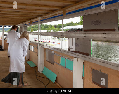 Henley Royal Regatta, Henley on Thames, Oxon, Regno Unito. Il 30 giugno 2017. Angolazione inusuale dal cliente/scheda di avanzamento con i rematori in background. Credito: Allan Staley/Alamy Live News Foto Stock