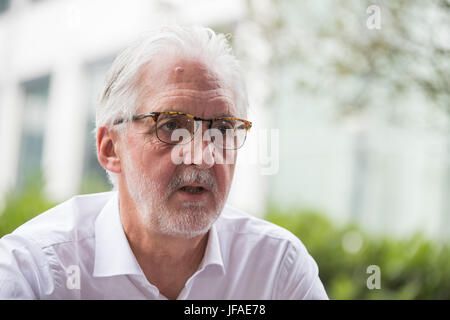 Duesseldorf, Germania. Il 30 giugno, 2017. Brian Cookson, Presidente della Union Cycliste Internationale, parla con i giornalisti a Duesseldorf in Germania, 30 giugno 2017. Il Tour de France inizia il 1 luglio 2017 in Dueseldorf. Foto: Daniel Karmann/dpa/Alamy Live News Foto Stock