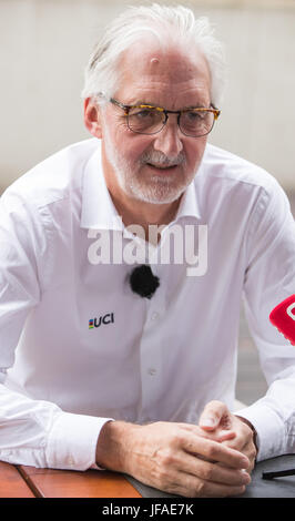 Duesseldorf, Germania. Il 30 giugno, 2017. Brian Cookson, Presidente della Union Cycliste Internationale, parla con i giornalisti a Duesseldorf in Germania, 30 giugno 2017. Il Tour de France inizia il 1 luglio 2017 in Dueseldorf. Foto: Daniel Karmann/dpa/Alamy Live News Foto Stock