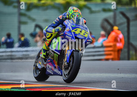 Sachsenring, in Germania. Il 30 giugno, 2017. MotoGP Moto2, Moto3, Valentino Rossi (ITA) Movistar Yamaha MotoGP #46 Credito: Burghard Schreyer/Alamy Live News Foto Stock