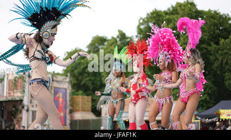 Londra, Regno Unito. Il 30 giugno, 2017. Ballerini di eseguire al 2017 Ora legale Regno Unito (BST) Festival in Hyde Park di Londra. Foto Data: Venerdì, 30 giugno 2017. Foto di credito dovrebbe leggere: Roger Garfield/Alamy Live News Foto Stock