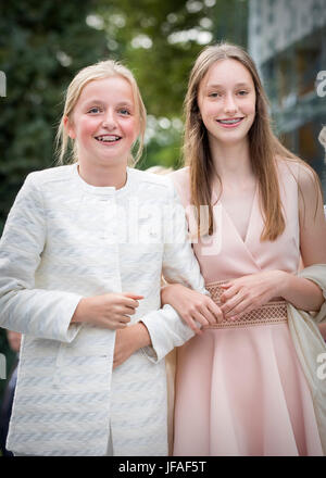 Waterloo, Belgio. Il 29 giugno, 2017. La principessa Louise e la principessa Laetitia Maria del Belgio frequentare l'ottantesimo compleanno della Regina Paola a Waterloo, Belgio, 29 giugno 2017. Foto: Patrick van Katwijk, point de vue fuori - nessun filo SERVICE - foto: Patrick van Katwijk/Olandese Photo Press/dpa/Alamy Live News Foto Stock