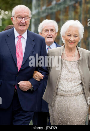 Waterloo, Belgio. Il 29 giugno, 2017. Il Re Alberto e la Regina Paola del Belgio frequentare l'ottantesimo compleanno della Regina Paola a Waterloo, Belgio, 29 giugno 2017. Foto: Patrick van Katwijk, point de vue fuori - nessun filo SERVICE - foto: Patrick van Katwijk/Olandese Photo Press/dpa/Alamy Live News Foto Stock