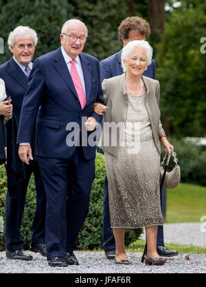 Waterloo, Belgio. Il 29 giugno, 2017. Il Re Alberto e la Regina Paola del Belgio frequentare l'ottantesimo compleanno della Regina Paola a Waterloo, Belgio, 29 giugno 2017. Foto: Patrick van Katwijk, point de vue fuori - nessun filo SERVICE - foto: Patrick van Katwijk/Olandese Photo Press/dpa/Alamy Live News Foto Stock