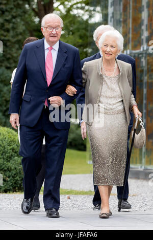 Waterloo, Belgio. Il 29 giugno, 2017. Il Re Alberto e la Regina Paola del Belgio frequentare l'ottantesimo compleanno della Regina Paola a Waterloo, Belgio, 29 giugno 2017. Foto: Patrick van Katwijk, point de vue fuori - nessun filo SERVICE - foto: Patrick van Katwijk/Olandese Photo Press/dpa/Alamy Live News Foto Stock