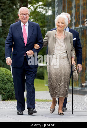 Waterloo, Belgio. Il 29 giugno, 2017. Il Re Alberto e la Regina Paola del Belgio frequentare l'ottantesimo compleanno della Regina Paola a Waterloo, Belgio, 29 giugno 2017. Foto: Patrick van Katwijk, point de vue fuori - nessun filo SERVICE - foto: Patrick van Katwijk/Olandese Photo Press/dpa/Alamy Live News Foto Stock