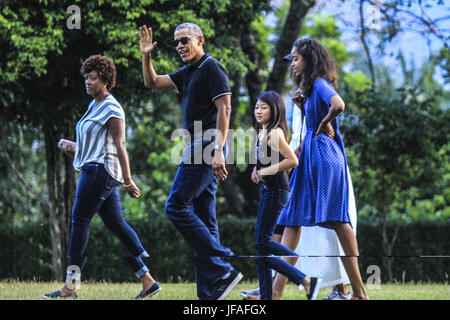 Giugno 28, 2017 - ex presidente degli Stati Uniti Barack Obama onde le mani mentre si cammina con la sua famiglia mentre visitando il Tempio Borobudur in Magelang, Giava centrale, Indonesia, Mercoledì, 28 giugno 2017. Obama e la sua famiglia sono a loro cinque giorni di vacanza sull'isola indonesiana di Bali. E diretto al centro storico della città di Yogyakarta mercoledì in un nostalgico viaggio al paese in cui Obama ha vissuto per diversi anni come un bambino. In aggiunta a Bali e Yogyakarta, anche Obama è andato a Jakarta per incontrare il presidente indonesiano Joko Widodo a Bogor Palazzo di stato. Nel frattempo, Dino Patti Djalal, presidente del consiglio di amministrazione Foto Stock