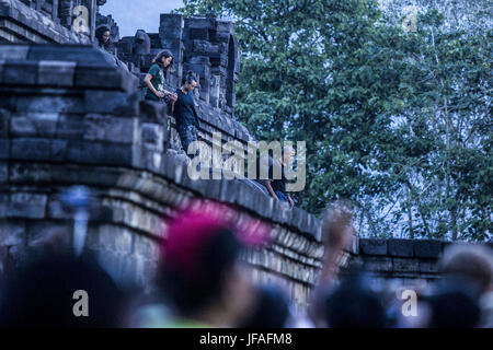 Giugno 28, 2017 - ex presidente degli Stati Uniti Barack Obama, (anteriore), passeggiate lungo le fasi di Tempio di Borobudur mentre si viaggia in Magelang, Giava centrale, Indonesia, Mercoledì, 28 giugno 2017. Obama e la sua famiglia fanno il loro cinque giorni di vacanza sull'isola di Bali, Indonesia. E diretto al centro storico della città di Yogyakarta mercoledì in un nostalgico viaggio al paese in cui Obama ha vissuto per diversi anni come un bambino. In aggiunta a Bali e Yogyakarta, anche Obama è andato a Jakarta per incontrare il presidente indonesiano Joko Widodo a Bogor Palazzo di stato. Nel frattempo, Dino Patti Djalal, Presidente del Consiglio di Amministrazione di Foto Stock