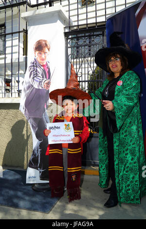 La Paz, Bolivia, 30 giugno 2017. Un locale scolaro e Tatiana Carlasich (Direttore del Club de lectura ufficiale di Harry Potter de La Paz) pongono con una piena di dimensioni Harry Potter intaglio figura al di fuori del Regno Unito ambasciata a La Paz. La manifestazione è stata organizzata dall'Ambasciata del Regno Unito per celebrare il ventesimo anniversario della pubblicazione del primo libro della saga di Harry Potter, Harry Potter e la pietra filosofale da J.K. Rowling, che è stata pubblicata questa settimana nel 1997. Credito: James Brunker/Alamy Live News Foto Stock