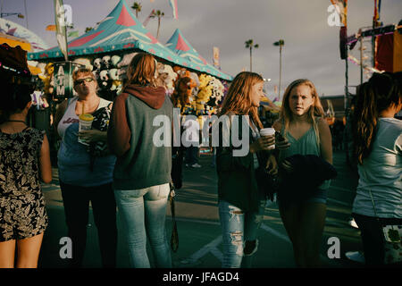 San Diego, CA, Stati Uniti d'America. Il 30 giugno, 2017. Gli adolescenti e gli altri a San Diego County Fair giovedì, 29 giugno 2017 a San Diego, CA. Credito: Sandy Huffaker/ZUMA filo/Alamy Live News Foto Stock