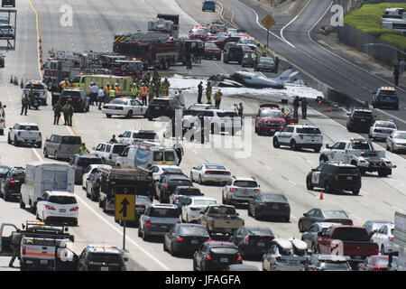 Santa Ana, CA, Stati Uniti d'America. Il 30 giugno, 2017. Un piccolo aereo si è schiantato sul southbound 405 Freeway venerdì mattina intorno alle 10:00 sull approccio per SNA/John Wayne Airport Venerdì 30 Giugno, 2017 in California. Rapporti dire due sono stati espulsi dal piano e sono sopravvissuti. Su crash video mostra il piano sul fuoco. Credito: Stuart Palley/ZUMA filo/Alamy Live News Foto Stock