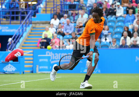 Eastbourne, Regno Unito. Il 30 giugno, 2017. Gael Monfils di Francia in azione contro Richard Gasquet di Francia per la semi finale durante il giorno sei del Aegon International Eastbourne il 30 giugno 2017 a Eastbourne, Inghilterra Credito: Paolo Terry foto/Alamy Live News Foto Stock