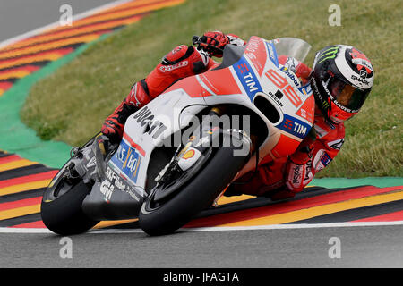 Hohenstein-ernstthal, Germania. Il 30 giugno, 2017. Jorge Lorenzo della Spagna e il Team Ducati in azione durante il MotoGp di Germania - Libere al Sachsenring circuito su Giugno 30, 2017 in Hohenstein-ernstthal, Germania. Credito: marco iorio/Alamy Live News Foto Stock