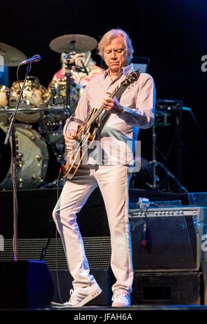 Milwaukee, Wisconsin, Stati Uniti d'America. Il 28 giugno, 2017. JUSTIN HAYWARD della Moody Blues si esibisce dal vivo presso Henry Maier Festival Park durante il Summerfest di Milwaukee, nel Wisconsin Credit: Daniel DeSlover/ZUMA filo/Alamy Live News Foto Stock