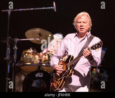 Milwaukee, Wisconsin, Stati Uniti d'America. Il 28 giugno, 2017. JUSTIN HAYWARD della Moody Blues si esibisce dal vivo presso Henry Maier Festival Park durante il Summerfest di Milwaukee, nel Wisconsin Credit: Daniel DeSlover/ZUMA filo/Alamy Live News Foto Stock