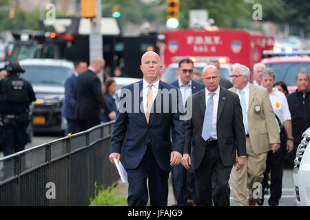 New York, Stati Uniti d'America. Il 30 giugno, 2017. New York Police Department (NYPD) Commissario James O'Neill (C) arriva per una conferenza stampa al di fuori del Bronx Libano Hospital di New York, gli Stati Uniti, il 30 giugno 2017. Due persone sono state uccise, tra cui il tiratore e un medico e sei feriti in una sparatoria rampage nel Bronx Libano Hospital di New York, detto sindaco della città di Bill de Blasio venerdì. Credito: Wang Ying/Xinhua/Alamy Live News Foto Stock