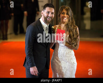 Rosario, Argentina. Il 30 giugno, 2017. Calcio argentino player Lionel Messi(L) e sua moglie Antonela Roccuzzo pongono in occasione delle nozze di Rosario, Argentina, 30 giugno 2017. Credito: Martin Zabala/Xinhua/Alamy Live News Foto Stock