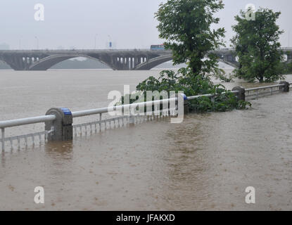 Changsha. 1 Luglio, 2017. Foto scattata il 1 luglio del 2017 mostra la zona allagata a Changsha, capitale della centrale provincia cinese di Hunan. Alle 11.00. Sabato, il livello di acqua di fiume Xiangjiang, un fiume importante della provincia, è salito fino a 38.37 metri a Changsha stazione idrologico, 2,37 metri al di sopra del livello di allarme. Credito: lunga Hongtao/Xinhua/Alamy Live News Foto Stock