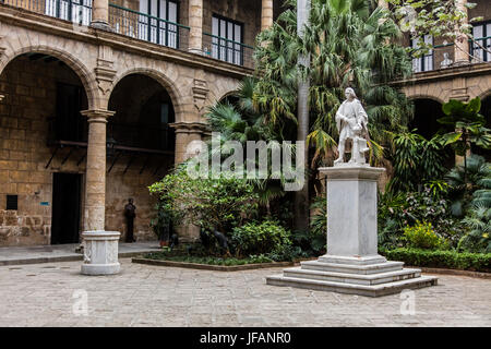 Statua di Cristoforo Colombo nel cortile interno del MUSEO DE LA CUIDAD - Havana, Cuba Foto Stock
