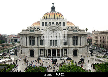 Città del Messico - 2011: Palacio de Bellas Artes (Palazzo delle Belle Arti). Un importante centro culturale, il museo e l'edificio storico. Foto Stock