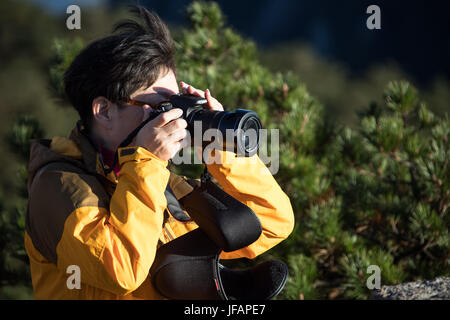 Fotografo cinese con una fotocamera reflex, Huangshan Mountains, Cina Foto Stock