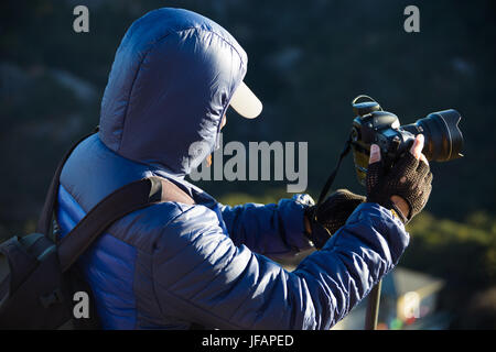 Fotografo cinese con una fotocamera reflex, Huangshan Mountains, Cina Foto Stock