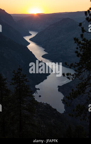 Sunset over Hetch Hetchy, Yosemitie Pakr nazionale, CALIFORNIA, STATI UNITI D'AMERICA Foto Stock