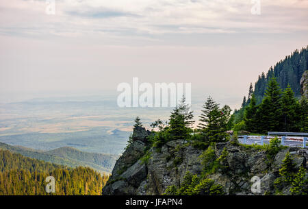 Strada asfaltata sul bordo di una collina. modo pericoloso in montagna Foto Stock