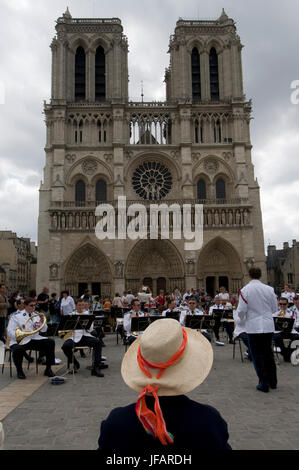 Concerto di Polizia presso la cattedrale di Notre Dame square durante la Fete de la Musique di Parigi, Francia. Foto Stock