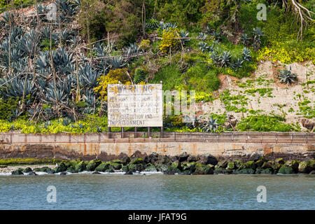 Segnale di avvertimento al di fuori del penitenziario di Alcatraz, San Francisco, California, Stati Uniti d'America Foto Stock