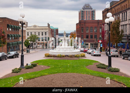 Guardando verso il basso Casa Corte Avenue verso il fiume San Lorenzo in downtown Brockville, Ontario, Canada. Foto Stock