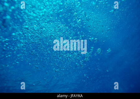 Bolle di subacquea in dark blue sea Foto Stock