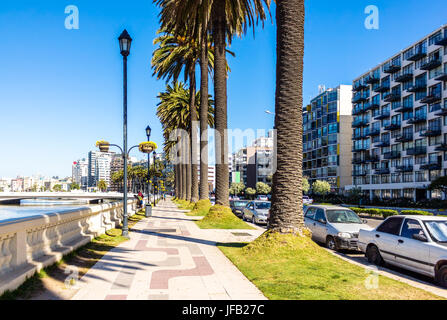 Sul marciapiede La Marina terrapieno in Vina del Mar, Cile Foto Stock